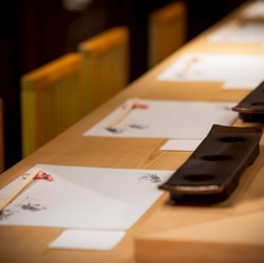 ライブ感満点のカウンター席は、絶妙なタイミングでお食事やお飲物をご提供させて頂きます！人気のカウンター席は横並びに座れるのでデートにもピッタリです。お一人様でもお気軽にご利用頂けます！