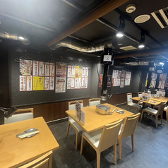 4名様席が7卓、6名様席が1卓、2名様席が2卓ございます。