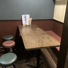 6名様までご利用いただけるテーブル席をご用意しています。ご家族でのお食事やご友人との集まり、グループでのご利用にもおすすめです。ゆったりとした空間で会話を楽しみながら、皆さまでお食事の時間をお過ごしいただけます。