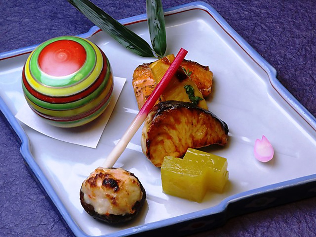 味はもちろん、目で楽しむ会席料理を提供しております
