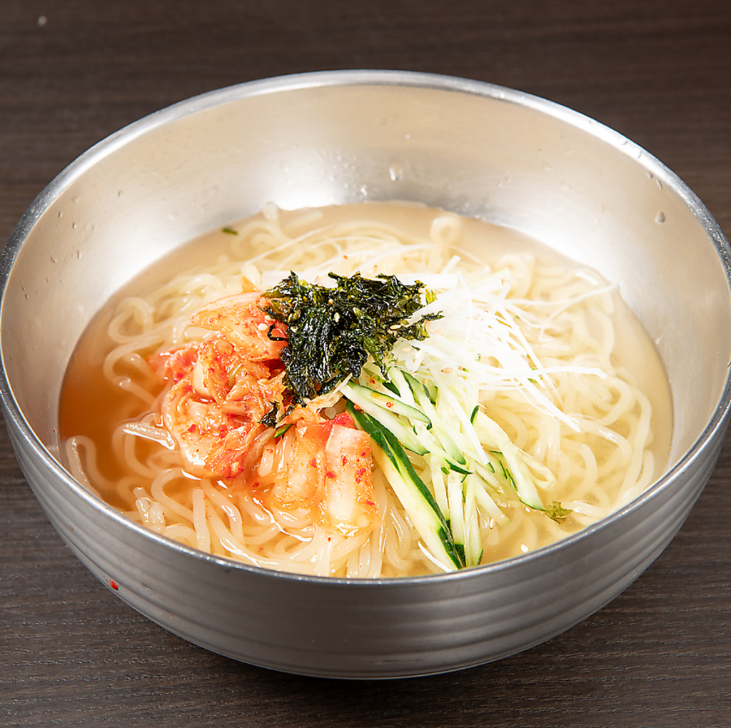 冷たい麺と出汁、具材のバランスが絶妙で食欲をそそる一品となっております。〆にぴったりです。