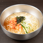 冷たい麺と出汁、具材のバランスが絶妙で食欲をそそる一品となっております。〆にぴったりです。