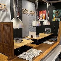 5名様の掘りごたつ席2卓ご用意。最大10名様まで広々とお使いいただけます。グループでの宴会や、ご家族での少し大人数のお集まりにも最適。周囲を気にせず、会話と料理を存分にお楽しみいただけます。ゆったりとくつろぎながら、美味しい焼肉をご堪能ください。