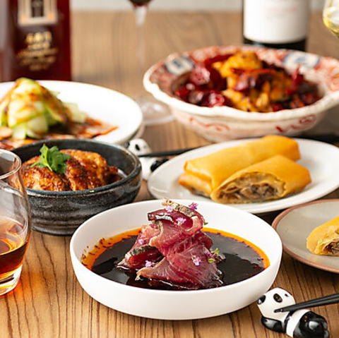 名店出身のシェフが振る舞う本格四川料理と、銘酒をモダンな空間で堪能できる中華酒場