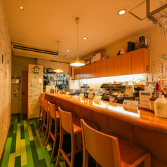 【カウンター席：5名様】オープンカウンターなので、目の前で繰り広げられる調理風景を眺めながら、お食事をお楽しみ頂けます！仕事帰りのサク飲みにも最適です☆