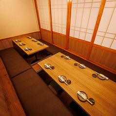 6～12名様でご利用いただけるお席は、ご家族の集まりやご友人とのグループ利用、職場のご会食などにぴったりの広々とした空間です。大皿料理もゆったり置けるテーブルで、賑やかなひとときをお楽しみいただけます。落ち着いた照明と木のぬくもりが和やかな雰囲気を演出し、会話も自然と弾みます。中規模の宴席にも最適です