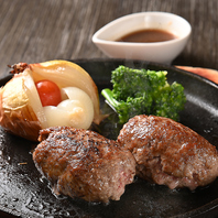 和牛の旨みをレアで堪能！特製ソースが決め手の逸品◎