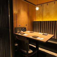 【テーブル席：4名様までご利用可能】少人数でのちょっとした宴会にもご利用されるお客様が多数です。ゆったりとのんびりできる全席完全個室の為、周りを気にすることなくお食事を堪能下さい。