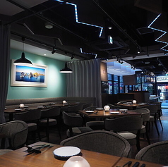 季節の移ろいを感じながらご飲食を楽しめる「テラス席」は、4名様までご利用可能。洗練された東京の喧騒から距離を置き、心和やかなひとときをご堪能いただけるお席です。青空の下、当店こだわりのカクテルで乾杯も◎