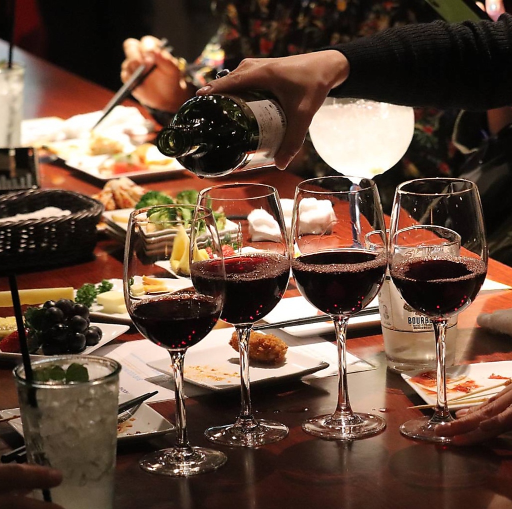 おしゃれな空間で、ワイングラスが並ぶ華やかなテーブル。、特別な心温まる瞬間を楽しめる場所です。