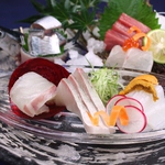 人気の7種盛りは見た目も豪華！！みずみずしい旬魚が豪華に彩られています。