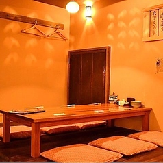 【子上がり掘りごたつ席・8名様まで】足を伸ばしてゆったり座れて接待にも最適。1階の奥には、子上がりの掘りごたつ席が2卓ございます。足を伸ばしてゆったり座れるところが嬉しい◎2卓のお席を結合してご利用いただくことも可能です。特別な接待や会食などのご利用、県外のお客様をおもてなしする際にもぴったりです。