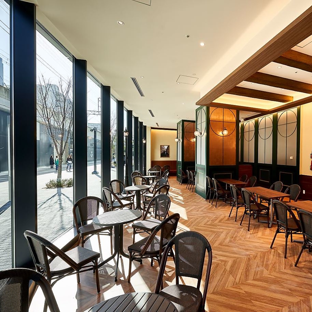 【景色を楽しむお席】日中は日当たりも良い窓際のテーブル席は、外の風景を楽しめる至福のひととき。