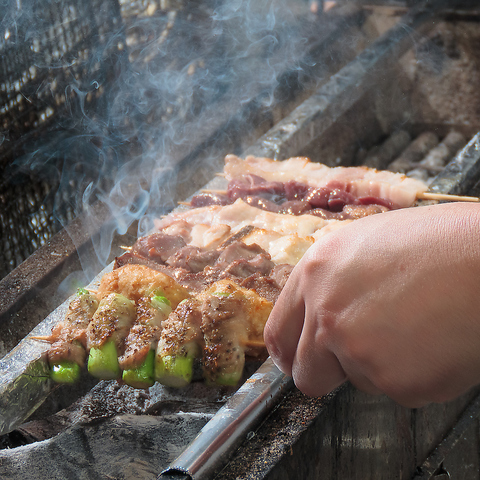 【金曜・土曜は朝5時まで営業！】本格備長炭やきとり1本143円～！串焼き居酒屋