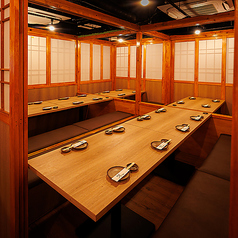 12～24名様でご利用いただけるお席は、ご親族でのお集まりや会社のご宴会、各種ご会食などに最適なゆとりある空間です。広々としたテーブルで料理を囲みながら、にぎやかで楽しい時間をお過ごしいただけます。周囲を気にせず会話を楽しめる落ち着いた雰囲気で、特別なひとときにもぴったり。団体でのご利用にもおすすめです