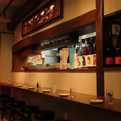 大人の隠れ家のような落ち着いた空間。特等席のカウンターは、店主との会話を楽しみながら美酒美食を堪能できます。お仕事帰りのお一人様も、ぜひお気軽にお立ち寄りください。