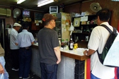 店内は立ち飲みで、気軽に足を止めて♪