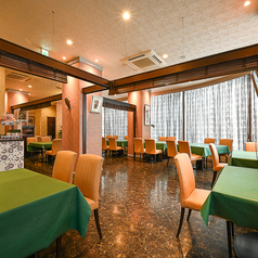 ゆったりとした空間でお食事を楽しんでいただけます。