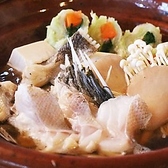 【油がのってたクエ鍋】これから寒くなる季節はクエ鍋がおすすめです。クエもお店でしめたのち、丁寧に各部位に分け下処理をおこなっております。骨付き部位は旨みたっぷり、また切り身はしゃぶしゃぶでお召し上がりがおすすめです。