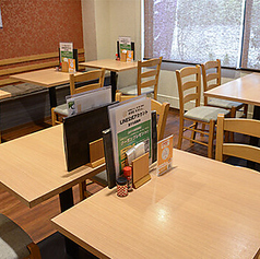 テーブル席が20席分ございます。ご家族やご友人とゆっくりとおくつろぎいただけます。大人数（9名様以上）でのご予約に関しましては、事前にお店までお問い合わせくださいますようお願いいたします。