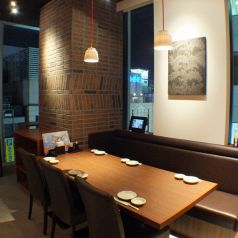6名様用テーブル席【新宿でお食事処、飲み会を実施するお店をお探しなら北海道へ】