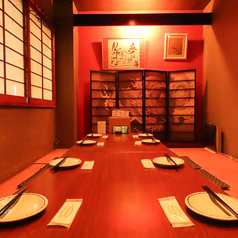 落ち着いた雰囲気の個室で、ゆったりとしたひとときをお過ごしいただけます。ご家族やご友人との食事、大切な接待や記念日にも最適な空間をご用意しております。周囲を気にせず、贅沢な時間をどうぞ。