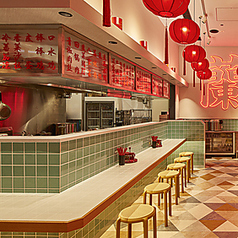 お1人様や友人と2人でのご利用にもピッタリなカウンター席。調理の様子も覗くことができるので、料理を待つ時間も短く感じられます！