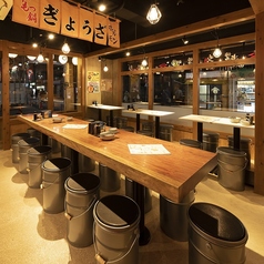 【ほっとするひとときを◎】焼きたて餃子を囲み、会話も箸も止まらない楽しいひとときを過ごせるテーブル席。さらに、もつ鍋の湯気に包まれた温かみのある空間で、気取らずゆったりとお寛ぎいただけます。仲間との語らいや、ほっと一息つきたい時にもぴったりです♪お腹も心も満たされる、楽しいひとときをご堪能ください。