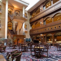 吹き抜けの開放感あふれる空間で優雅なひとときを