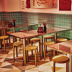 テーブルは全24席をご用意。家族との食事や友人・同僚との飲み、女子会など、少人数での集まりにご利用いただけます◎