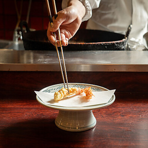 和の趣漂う空間で、旬食材を詰め込んだ天ぷらをご提供。接待に最適な準個室完備。