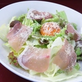 料理メニュー写真&nbsp;【Recomend】温玉生ハムシーザーサラダ
