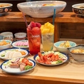 【自慢のおばんざいと多彩なお料理をご用意】おばんざいとは、京都の言葉で「家庭で作るおかず」の意味合いで使われます。素材本来の味や形を楽しんでいただけるような食べるとどこかホッとするメニューを多数取り揃えました。