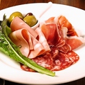 料理メニュー写真&nbsp;ハモンセラーノ生ハムとミラノサラミの盛り合わせ