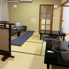 お座敷のお部屋です。4組のお客様が入れる、個室ではないお部屋です。十分な間隔と仕切りはありますので、ご安心ください。キャンセル等により個室に空室が出来ましたら、個室をご準備いたします。