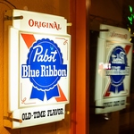 スタイリッシュで温もりのある店内。レトロなアメリカンテイストの小物が並んだ居心地良い空間です。