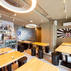 大きめのテーブル席は、レイアウト次第で大人数での利用もできる広々とした空間を提供します。友人や家族との集まり、同僚との宴会など、さまざまなシーンに対応できる柔軟性があります。明るく開放感のある店内は、気軽に立ち寄れる雰囲気を醸し出し、美味しい料理と共に楽しい時間を共有するのに最適です。