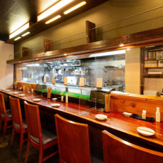 厨房が見えるライブ感満載のカウンター席。