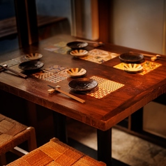 小物や装飾が可愛い店舗入り口付近のテーブルが人気です。