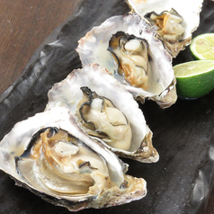 磯の香りと濃厚なミルク感が溢れ出す！広島名物のジューシーな『焼き牡蠣』の写真