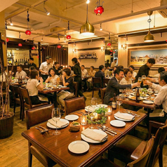 店内全体を使った貸切にも対応しており、自由度の高い利用が可能。レイアウトや進行も相談しやすく、周囲を気にせずイベントやパーティーを楽しめます。特別な宴会や会社行事など、幅広い用途に対応できる空間です。