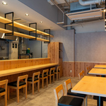 清潔感溢れる綺麗な店内でゆったりお食事を。最大20名様までの貸し切りご宴会利用も承っております！