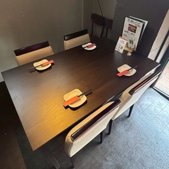 宴会や飲み会、地元の集まりに最適な4名席を5個ご用意しております◎友人同士での集まりなど様々なシーンでご利用いただける心躍る空間です♪当店こだわりのお店の創作料理や自慢の豚しゃぶを皆様でゆったりとお楽しみください！ぜひお気軽にお越しくださいませ◎皆様のご来店を心よりお待ち申し上げております◎