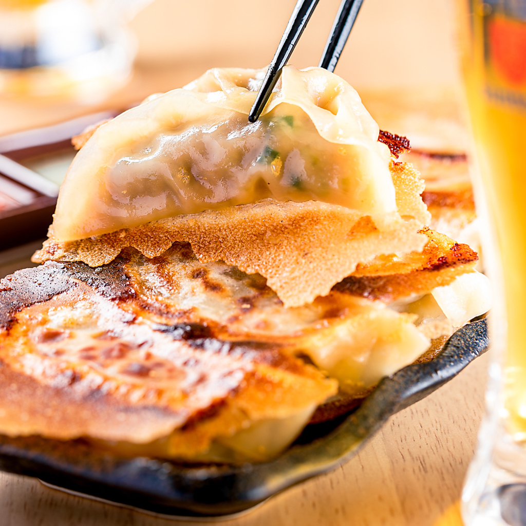 カリカリの皮とお肉の旨味がたまらない♪当店一押しの餃子を是非一度ご賞味下さい！小籠包も人気◎