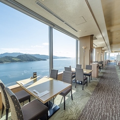瀬戸内海の眺望をお料理と楽しめるホール席