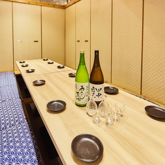 足を伸ばしてゆったりくつろげるお座敷席は、5~6名様の飲み会に最適。落ち着いた空間で、お食事とお酒をゆっくりお楽しみいただけます。