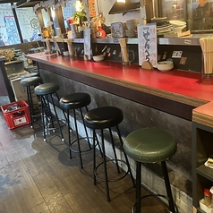 気軽に立ち寄れるカウンター席もご用意しています。仕事帰りにサクッと一杯飲みたい時や、料理をつまみながらゆっくり飲みたい時にもおすすめ！お一人様でのご利用も大歓迎です。スタッフとの会話を楽しんだり、自分のペースでお酒を楽しんだり、気軽にお過ごしいただけます。