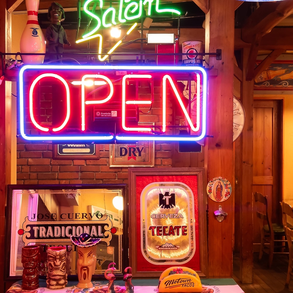 50年以上続く老舗店。長年愛され続けるピザを用意しています。心温まるひとときをお過ごしください。