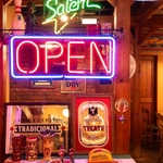 50年以上続く老舗店。長年愛され続けるピザを用意しています。心温まるひとときをお過ごしください。