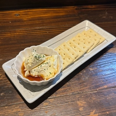 自家製クリームチーズ(メープルシロップがけ、クラッカー付き)